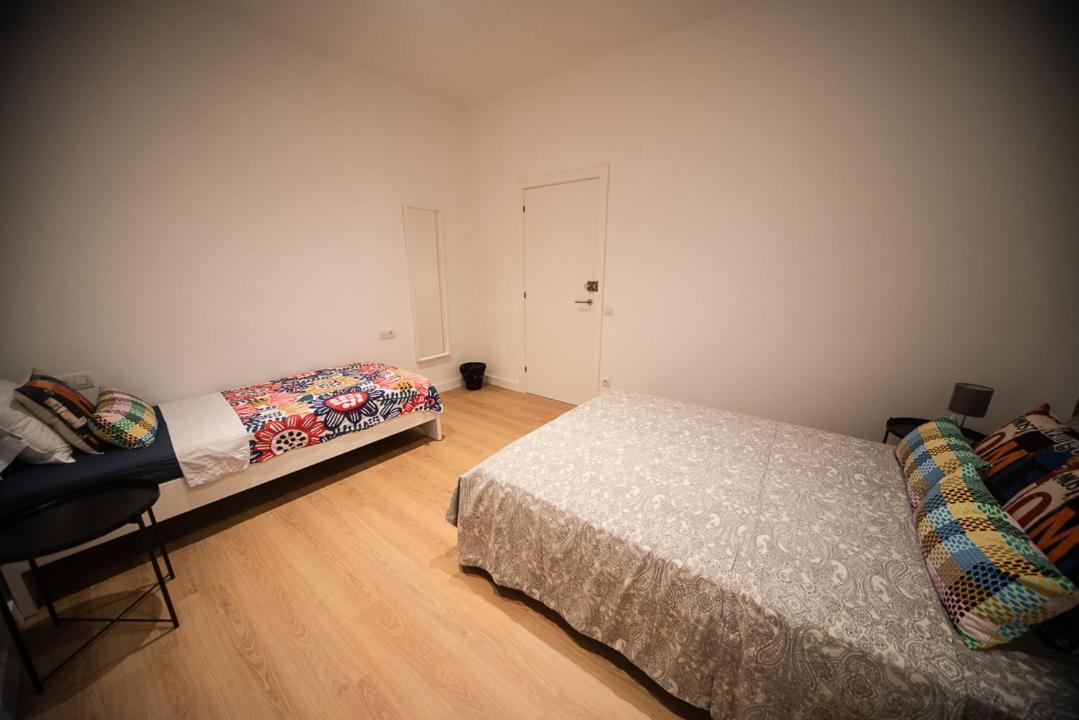 By Universitat Private Rooms Barcelona Exterior foto