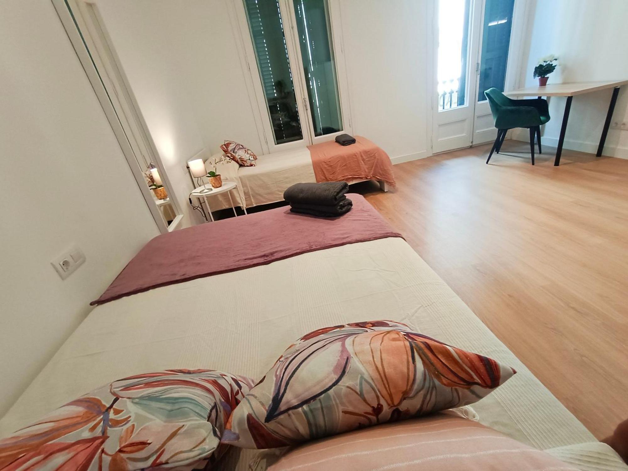 By Universitat Private Rooms Barcelona Exterior foto