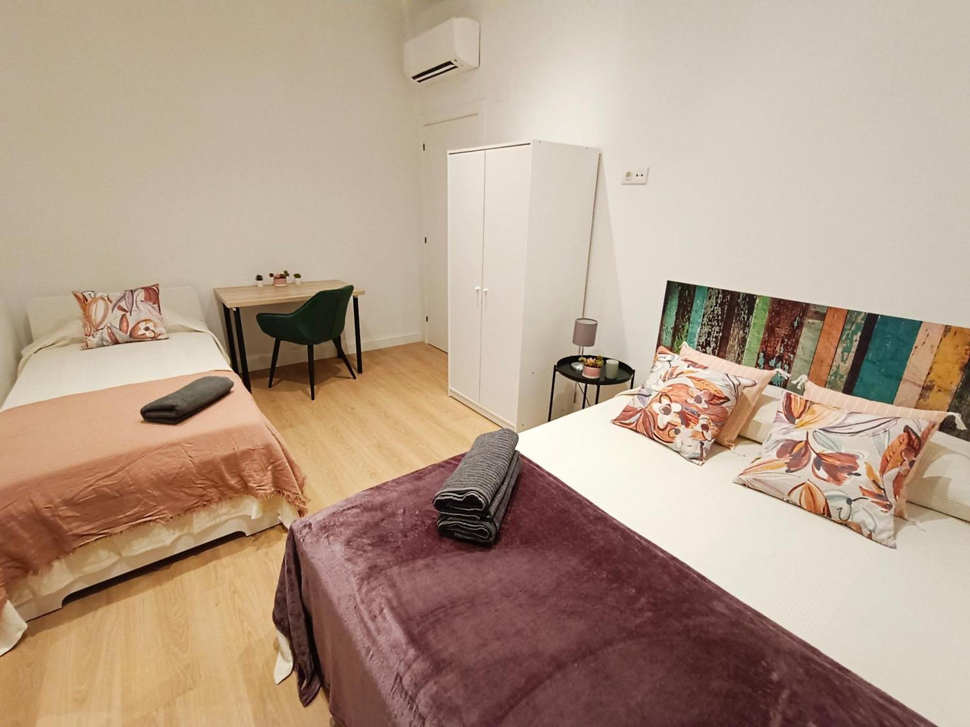 By Universitat Private Rooms Barcelona Exterior foto